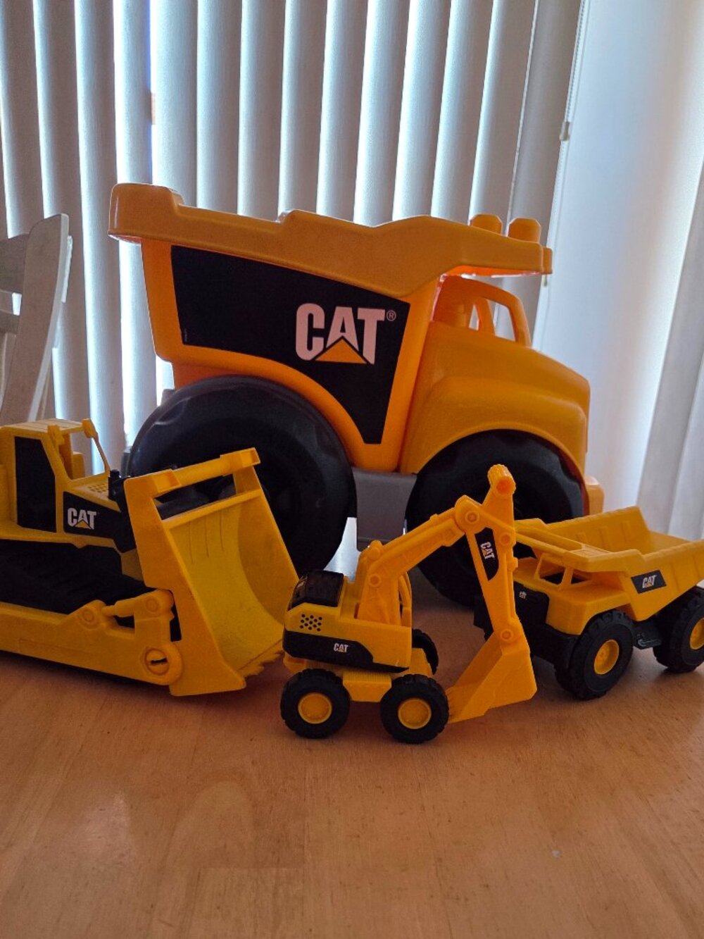 Caterpillar 4 PC. Yellow Trucks, Excavator, Bulldozer (193)